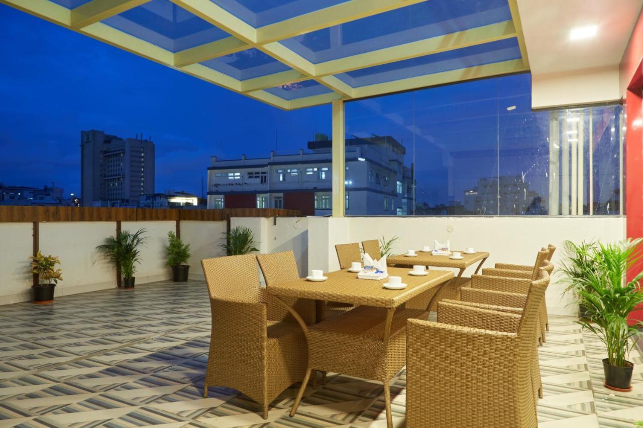 Vovo Premier Hotel Бангалор Экстерьер фото